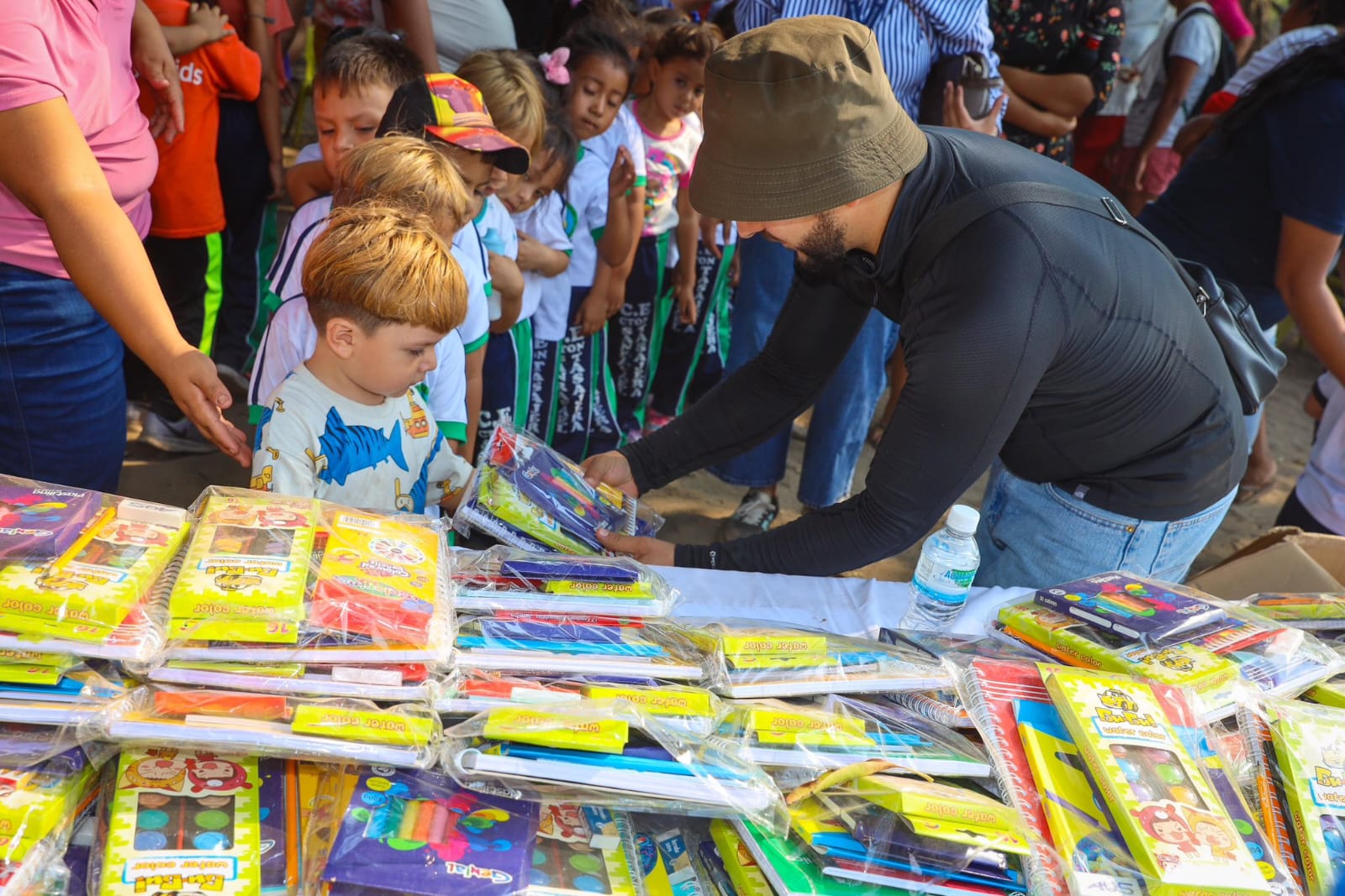 entregan-insumos-deportivos-y-ludicos-a-escuelas-en-isla-tasajera